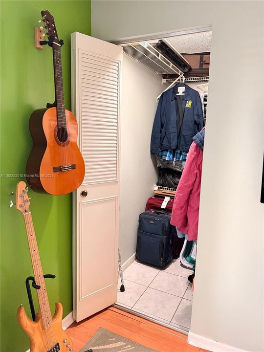 For Sale: $179,000 (2 beds, 2 baths, 922 Square Feet)