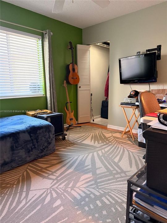 For Sale: $179,000 (2 beds, 2 baths, 922 Square Feet)