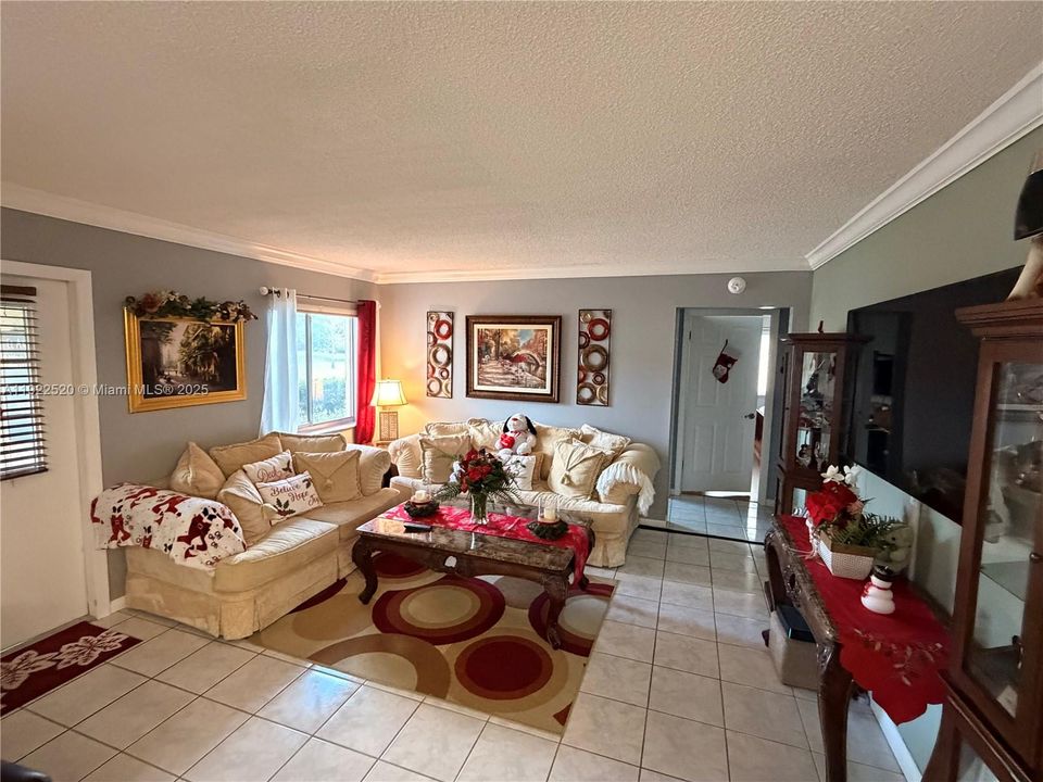 For Sale: $179,000 (2 beds, 2 baths, 922 Square Feet)