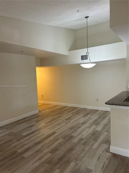 出租: $2,300 (2 贝兹, 2 浴室, 1080 平方英尺)