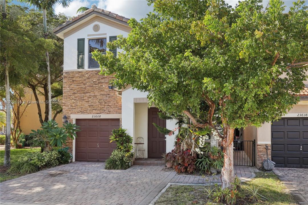 For Sale: $450,000 (5 beds, 3 baths, 1868 Square Feet)