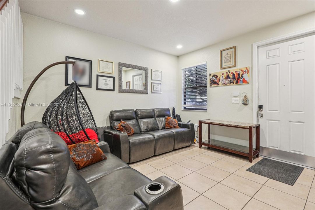 For Sale: $450,000 (5 beds, 3 baths, 1868 Square Feet)