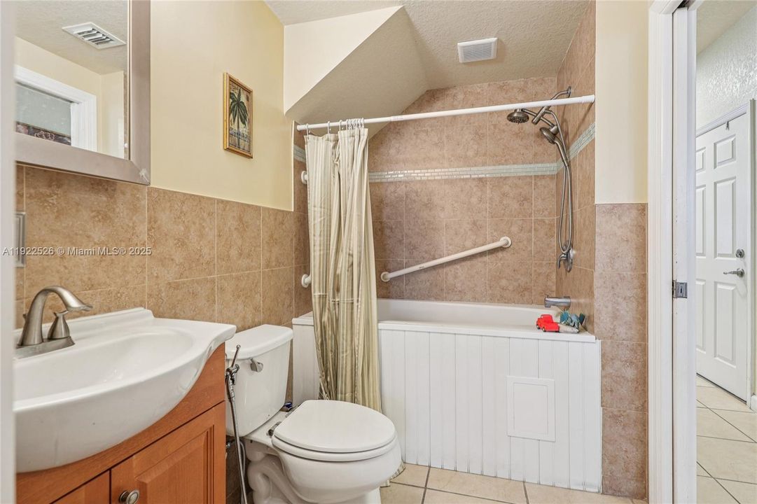 For Sale: $450,000 (5 beds, 3 baths, 1868 Square Feet)