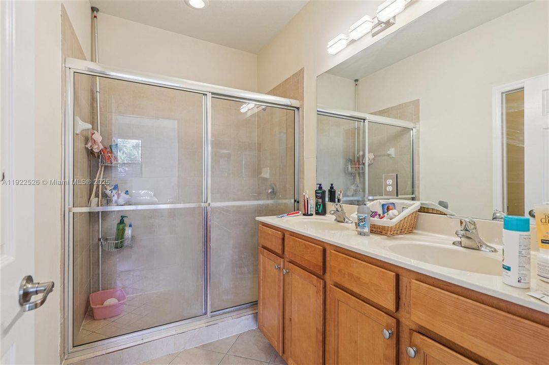 For Sale: $450,000 (5 beds, 3 baths, 1868 Square Feet)