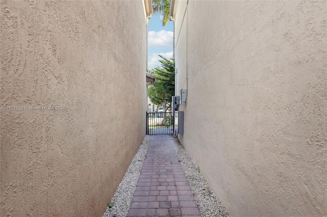 For Sale: $450,000 (5 beds, 3 baths, 1868 Square Feet)