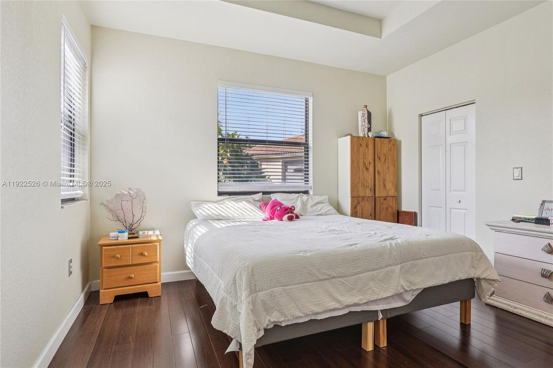 For Sale: $450,000 (5 beds, 3 baths, 1868 Square Feet)