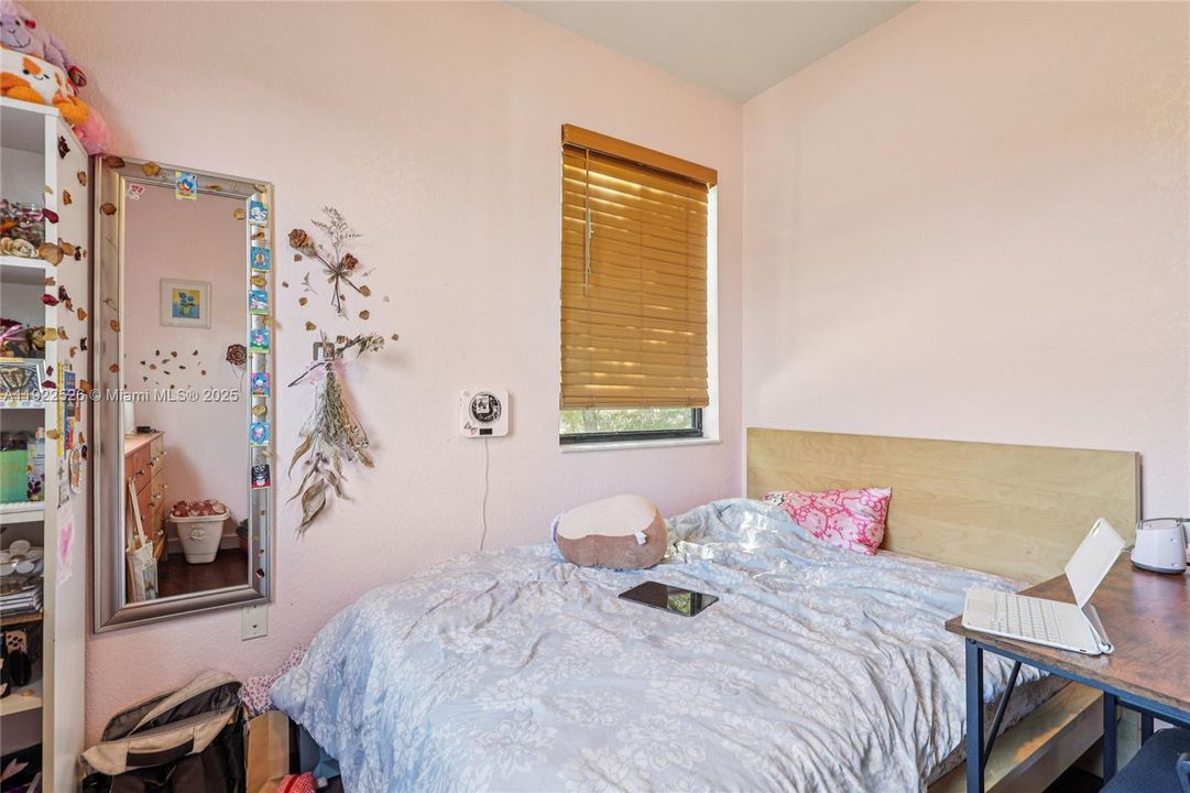 For Sale: $450,000 (5 beds, 3 baths, 1868 Square Feet)