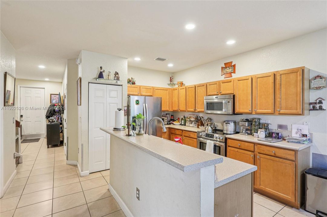 For Sale: $450,000 (5 beds, 3 baths, 1868 Square Feet)