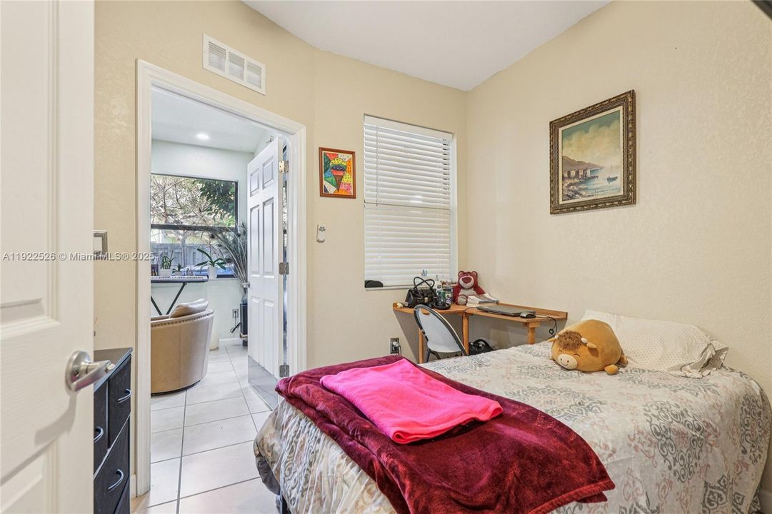 For Sale: $450,000 (5 beds, 3 baths, 1868 Square Feet)