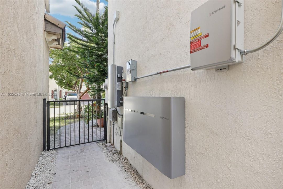 For Sale: $450,000 (5 beds, 3 baths, 1868 Square Feet)