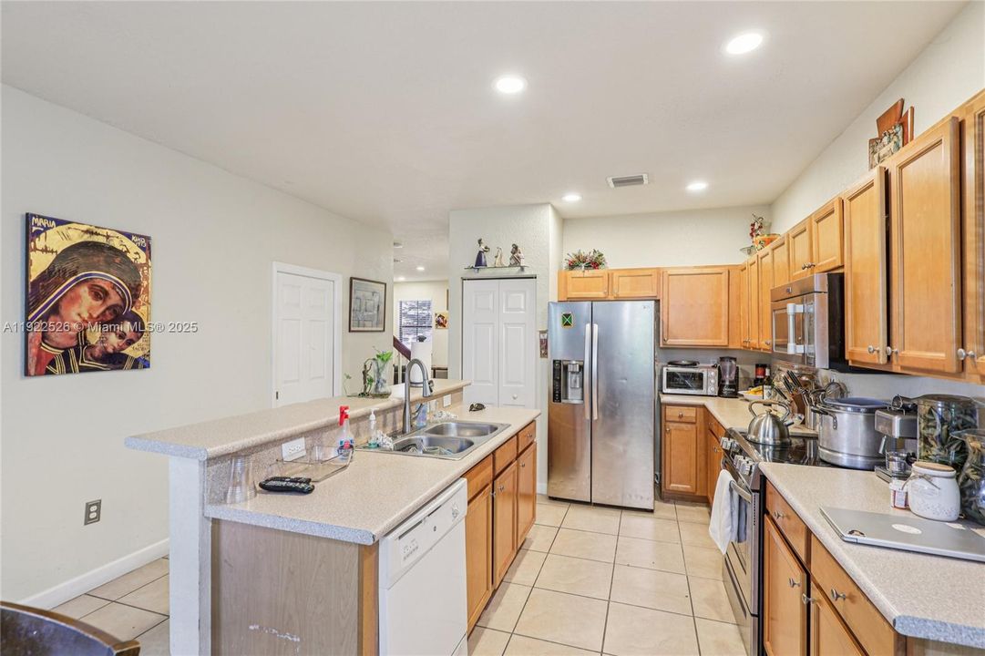 For Sale: $450,000 (5 beds, 3 baths, 1868 Square Feet)