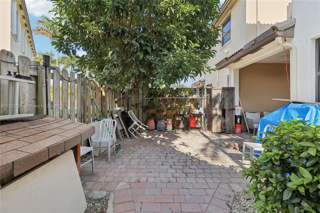 For Sale: $450,000 (5 beds, 3 baths, 1868 Square Feet)