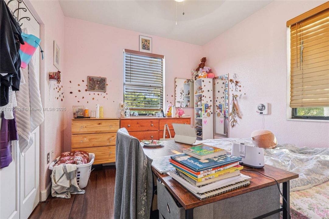 For Sale: $450,000 (5 beds, 3 baths, 1868 Square Feet)