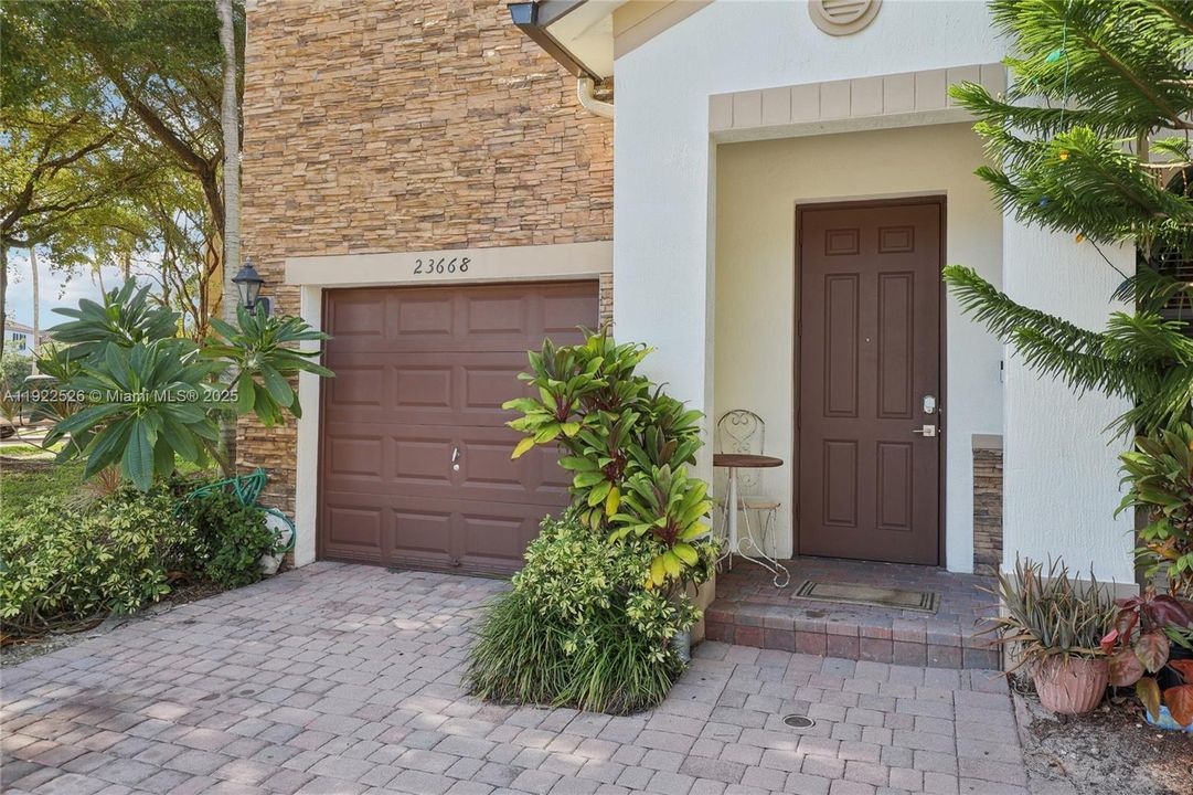 For Sale: $450,000 (5 beds, 3 baths, 1868 Square Feet)