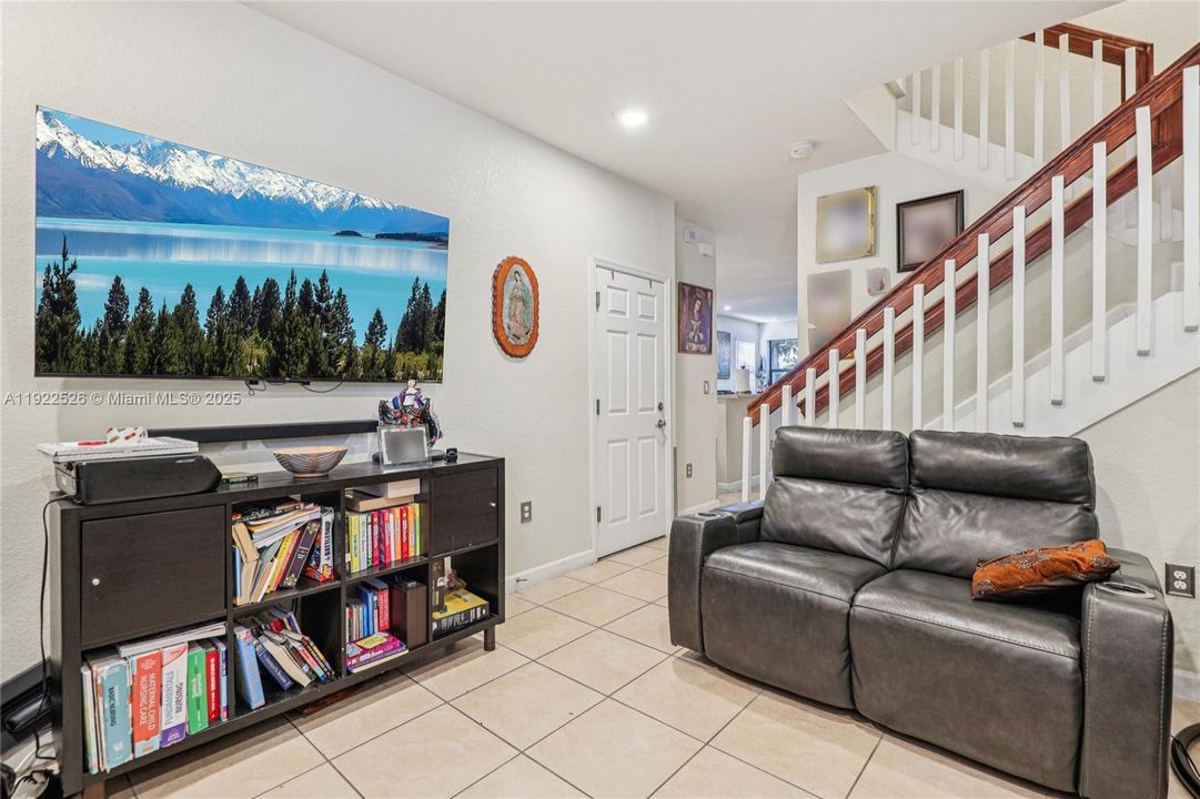 For Sale: $450,000 (5 beds, 3 baths, 1868 Square Feet)