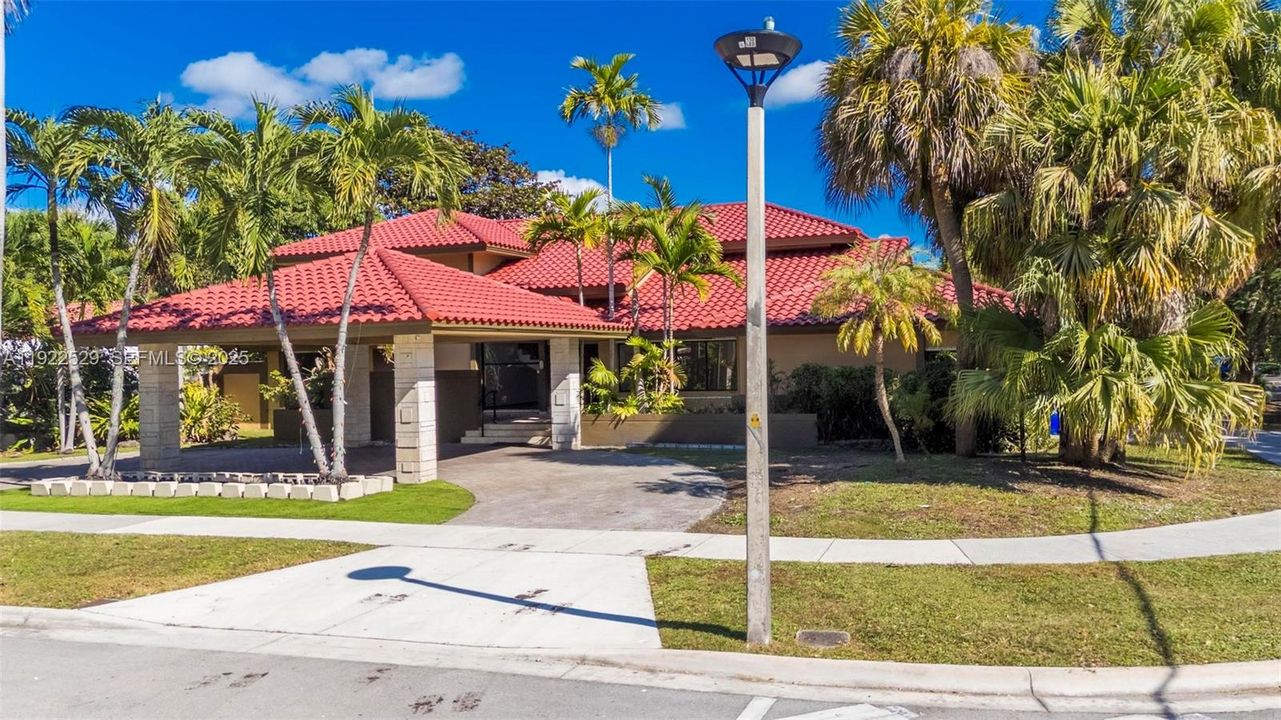 For Sale: $2,900,000 (4 beds, 5 baths, 3875 Square Feet)