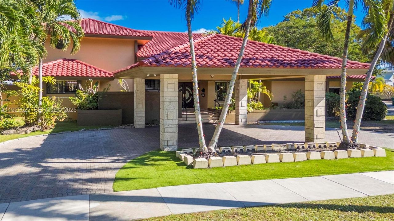 For Sale: $2,900,000 (4 beds, 5 baths, 3875 Square Feet)