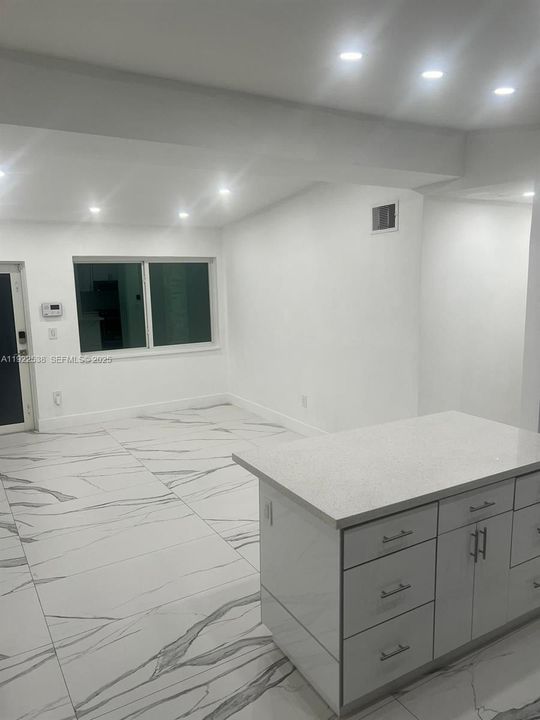 En Venta: $649,000 (5 camas, 3 baños, 1870 Pies cuadrados)