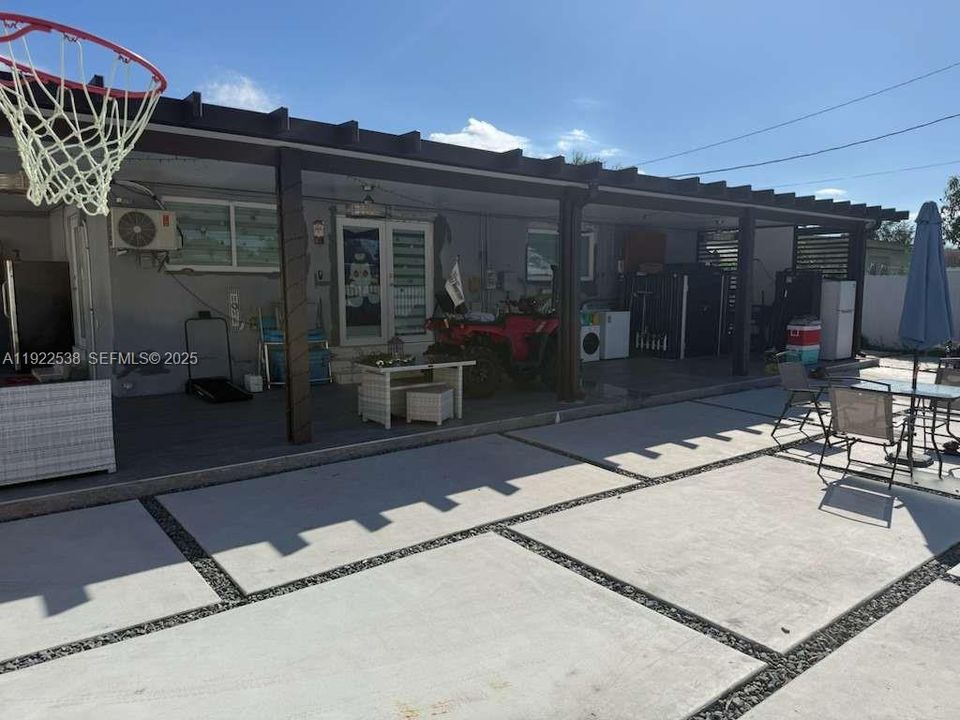 En Venta: $649,000 (5 camas, 3 baños, 1870 Pies cuadrados)