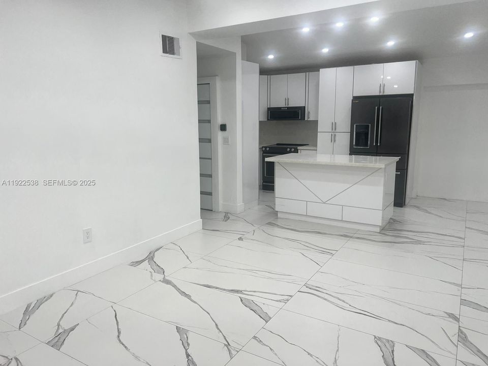 En Venta: $649,000 (5 camas, 3 baños, 1870 Pies cuadrados)