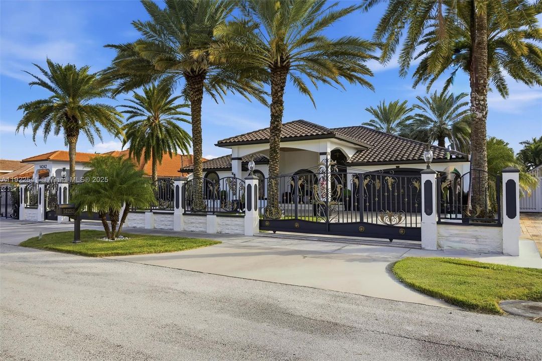 For Sale: $1,699,900 (4 beds, 2 baths, 2482 Square Feet)