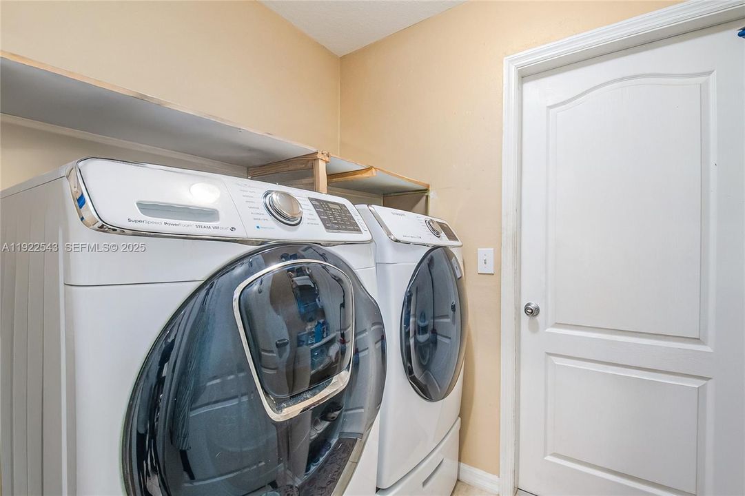 En Venta: $380,000 (3 camas, 2 baños, 1832 Pies cuadrados)