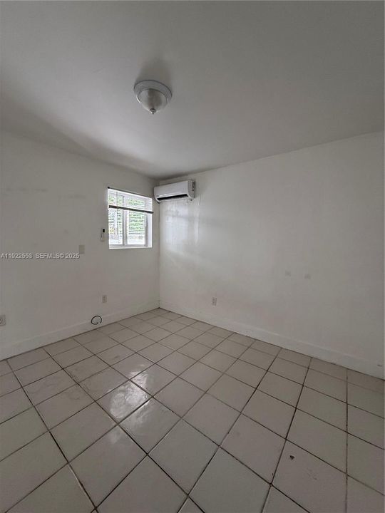 出租: $1,275 (0 贝兹, 1 浴室, 420 平方英尺)