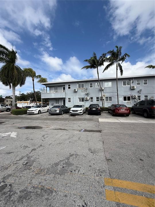 出租: $1,275 (0 贝兹, 1 浴室, 420 平方英尺)