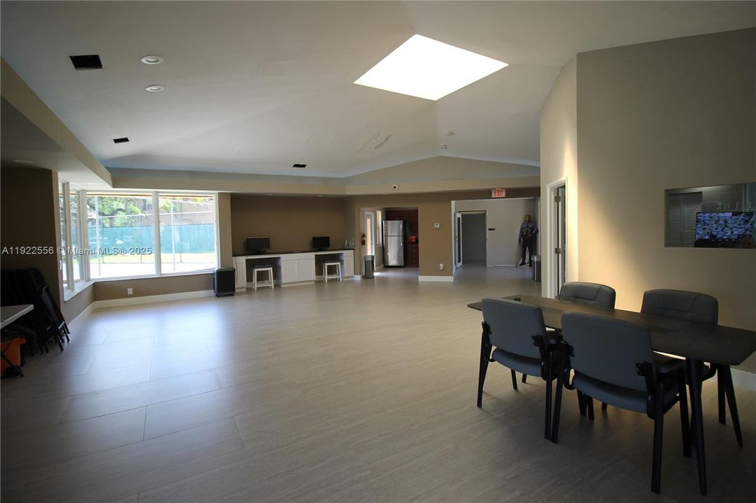 待售: $340,000 (2 贝兹, 2 浴室, 988 平方英尺)