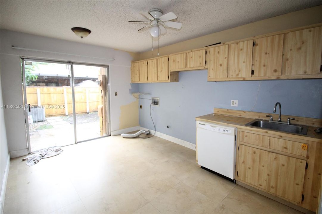 待售: $340,000 (2 贝兹, 2 浴室, 988 平方英尺)