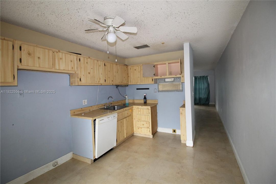 待售: $340,000 (2 贝兹, 2 浴室, 988 平方英尺)