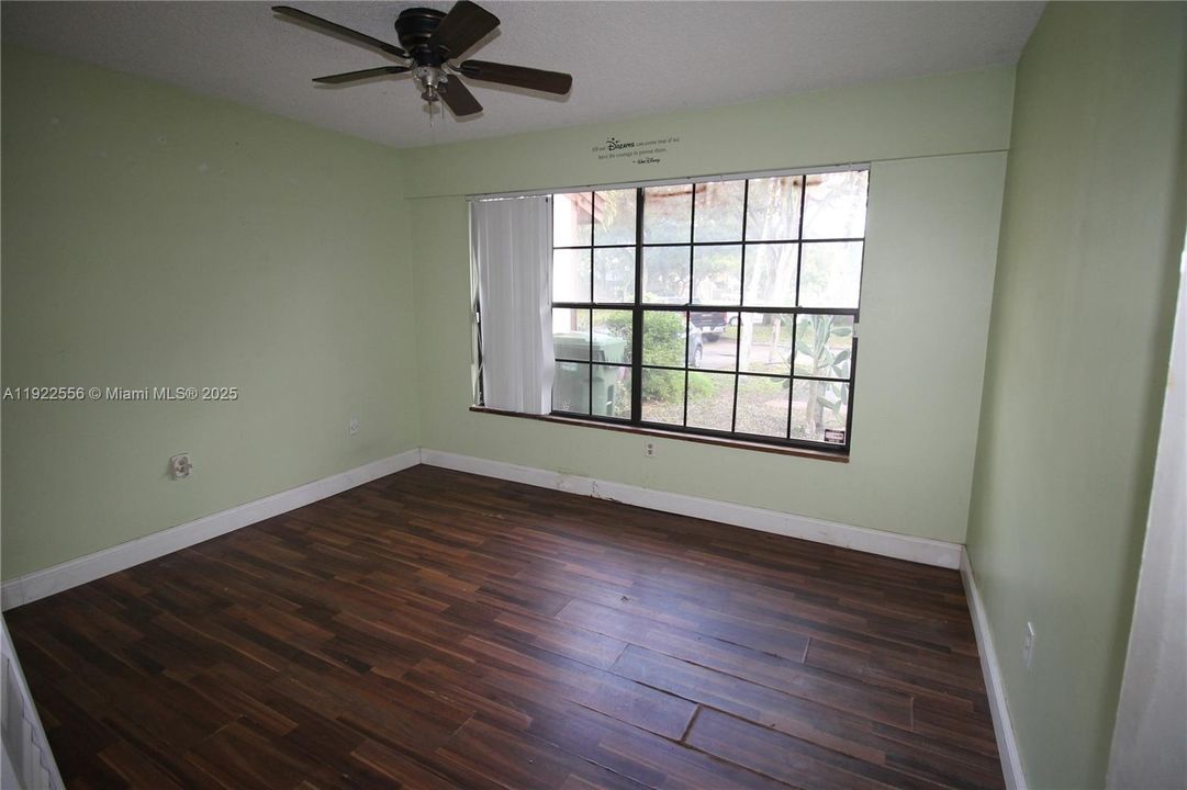 待售: $340,000 (2 贝兹, 2 浴室, 988 平方英尺)