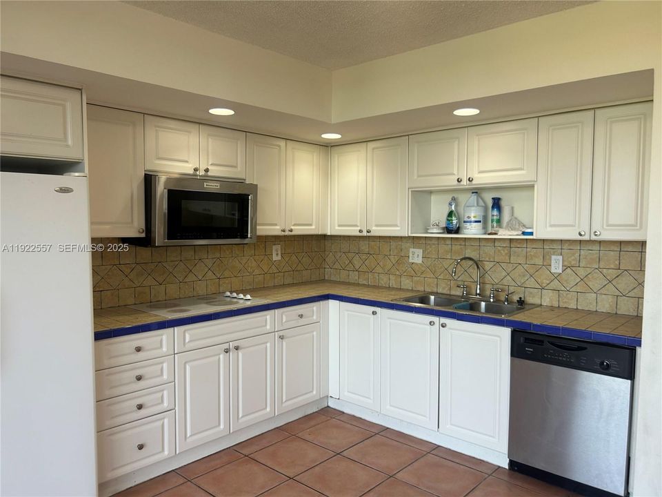 For Sale: $285,000 (3 beds, 2 baths, 1040 Square Feet)