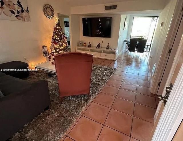 For Sale: $285,000 (3 beds, 2 baths, 1040 Square Feet)