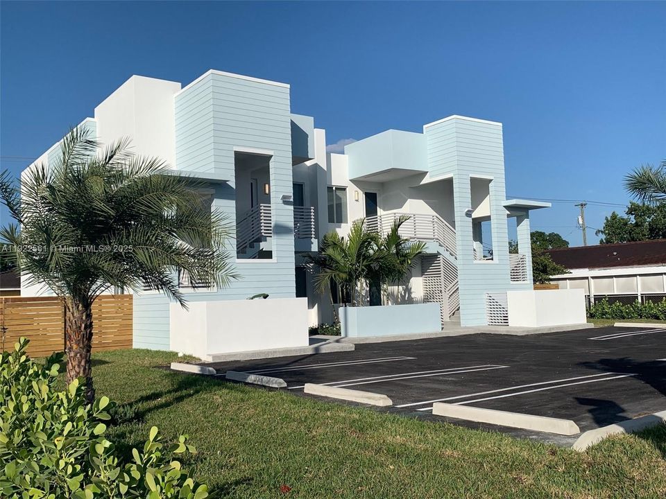 For Rent: $2,800 (3 beds, 2 baths, 1350 Square Feet)