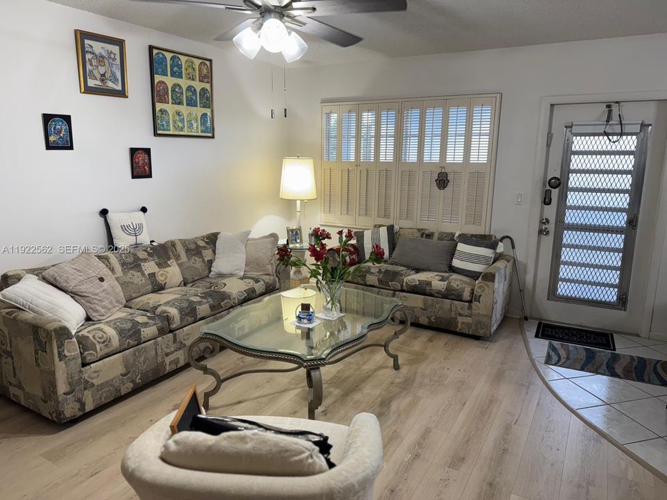 For Sale: $329,000 (2 beds, 2 baths, 1000 Square Feet)