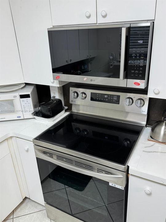 For Sale: $329,000 (2 beds, 2 baths, 1000 Square Feet)