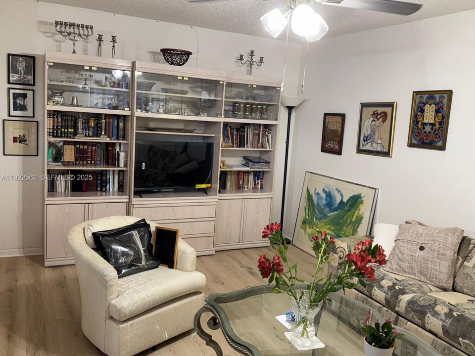 For Sale: $329,000 (2 beds, 2 baths, 1000 Square Feet)