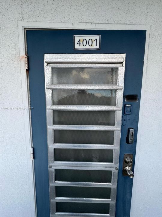 For Sale: $329,000 (2 beds, 2 baths, 1000 Square Feet)