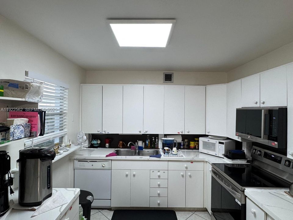 For Sale: $329,000 (2 beds, 2 baths, 1000 Square Feet)