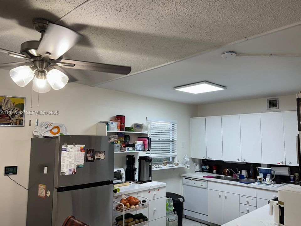 For Sale: $329,000 (2 beds, 2 baths, 1000 Square Feet)