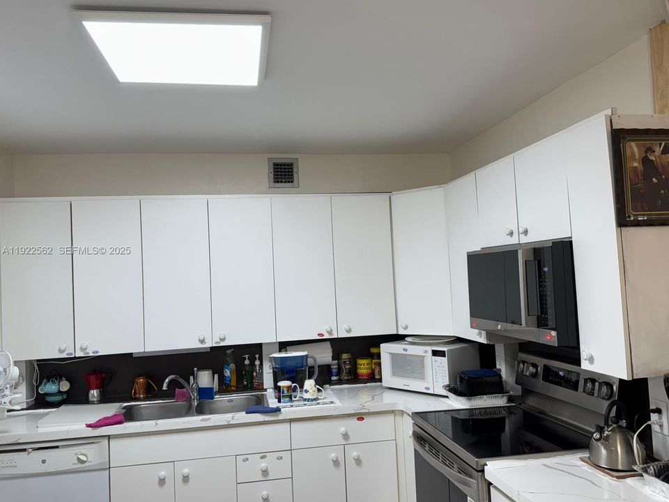 For Sale: $329,000 (2 beds, 2 baths, 1000 Square Feet)