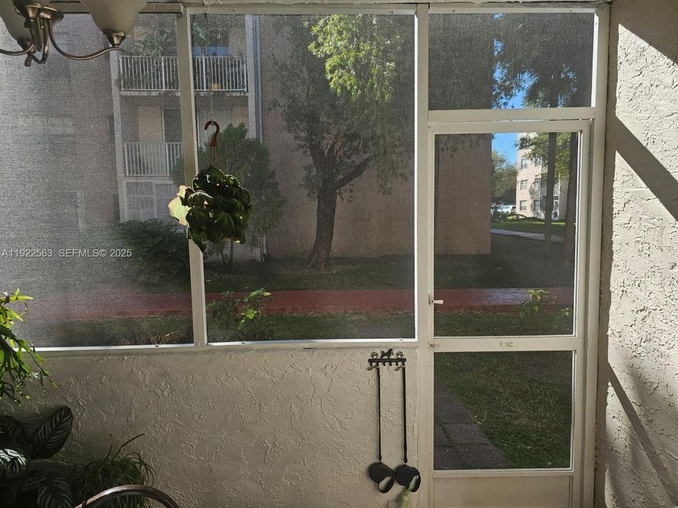 На продажу: $305,000 (2 спален, 2 ванн, 1099 Квадратных фут)