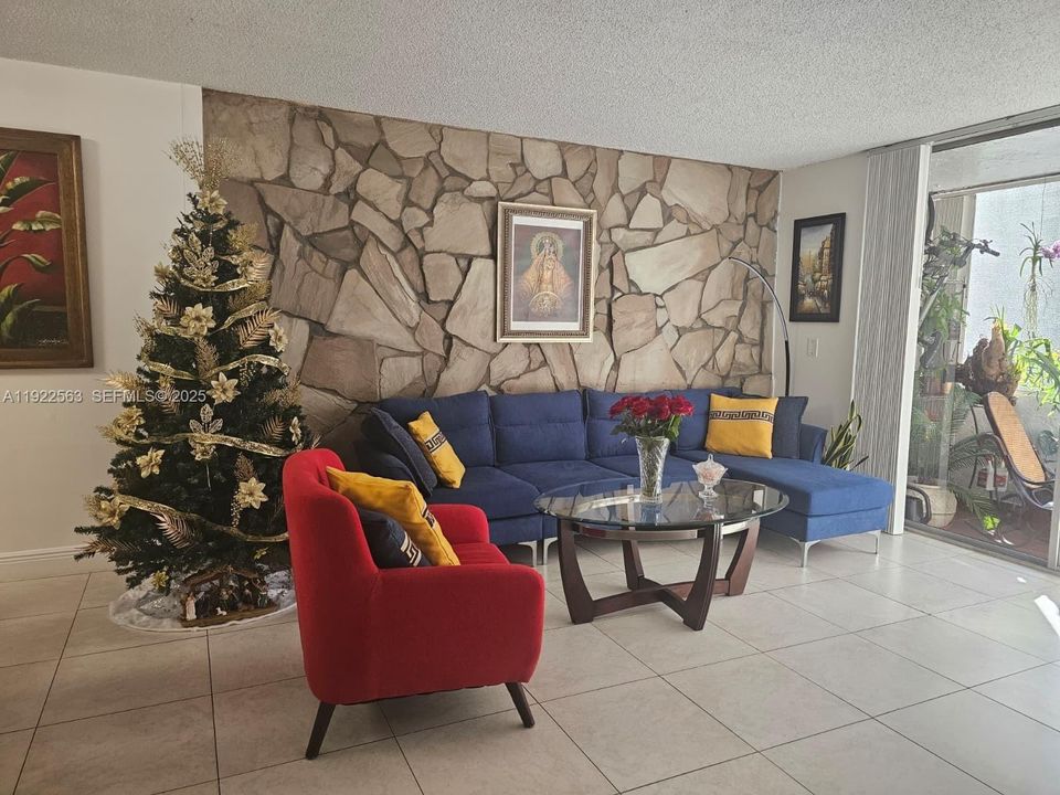 На продажу: $305,000 (2 спален, 2 ванн, 1099 Квадратных фут)