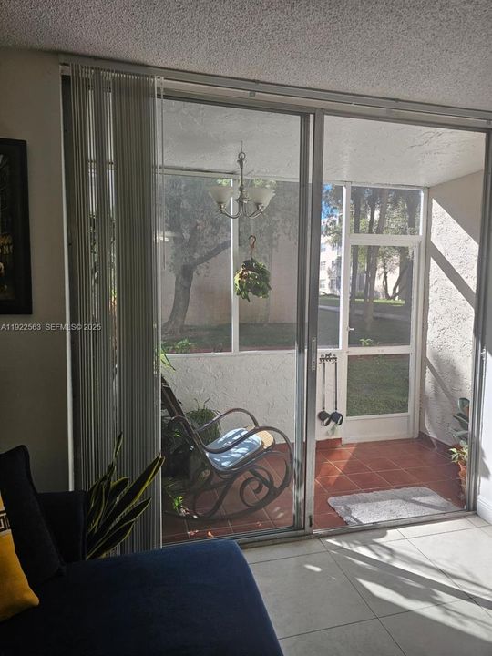 На продажу: $305,000 (2 спален, 2 ванн, 1099 Квадратных фут)