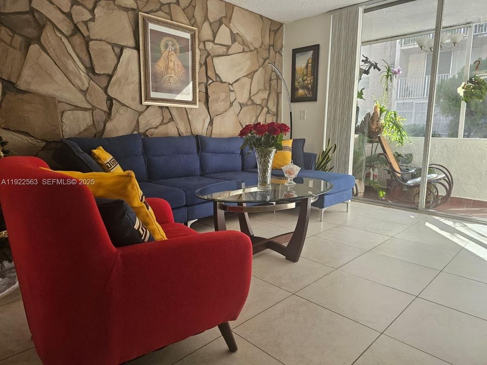 На продажу: $305,000 (2 спален, 2 ванн, 1099 Квадратных фут)