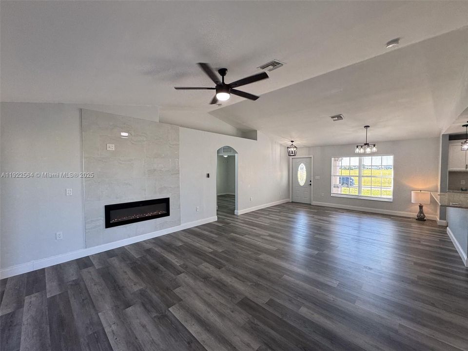 В аренду: $1,900 (3 спален, 2 ванн, 1408 Квадратных фут)