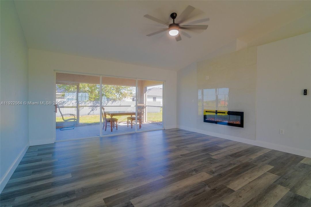 В аренду: $1,900 (3 спален, 2 ванн, 1408 Квадратных фут)