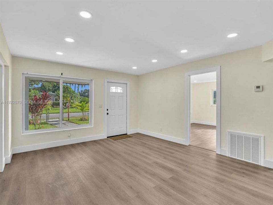 For Sale: $499,999 (3 beds, 2 baths, 997 Square Feet)