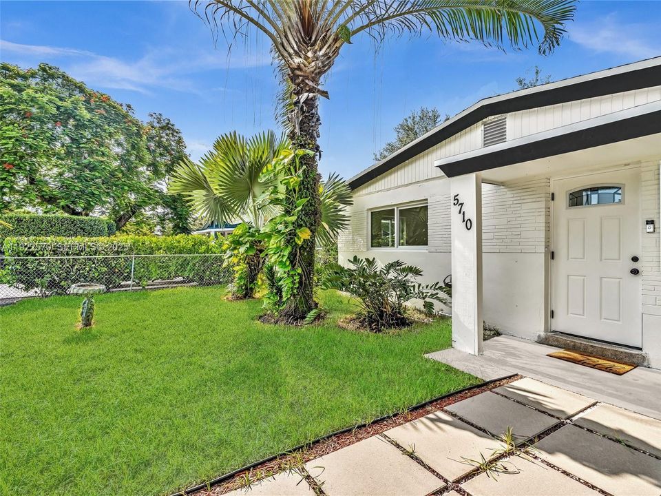 For Sale: $499,999 (3 beds, 2 baths, 997 Square Feet)